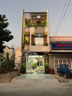 bán nhà dĩ an,88m2,mtkd,đường xe hơi thông, 4pn, 5wc, 3 tầng, tặng full nội thất hơn 6 tỷ