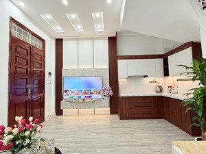 hoàng quốc việt, cầu giấy, mặt ngõ thông 5 tầng dân xây, mặt tiền rộng, full nội thất, sổ vuông