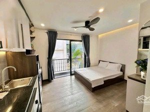 cho thuê studio rộng gần 30m2 full nội thất cao cấp ngay sát ngã tư 4 xã