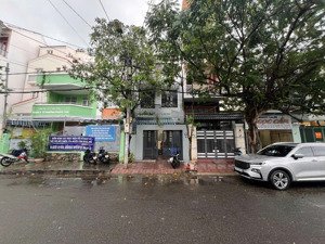 cho thuê nhà 3 tầng (ngang 5m) mt đường chi lăng khu bàn cờ tttp nha trang. gồm 1 mặt bằng kd + 4pn