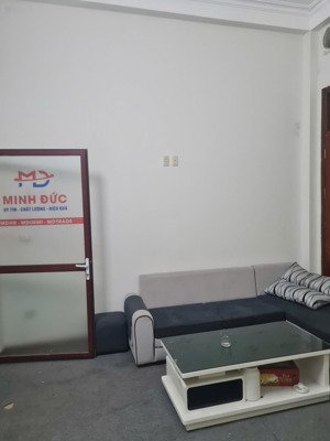 cho thuê tầng 1 nhà 4 tầng . gần hồ linh đàm