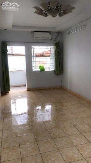 Bán căn hộ Bàu Cát II thang bộ, 2 phòng ngủ, ban công thoáng mát, giá bán 2.250 tỷ, sổ hồng riêng