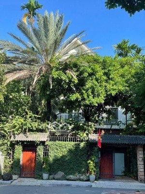 cần bán biệt thự mỹ đình 2, căn hiếm đối diện công viên, thoáng, mát, bốt bảo vệ trước nhà.