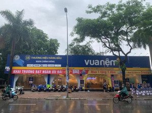 cho thuê nhà mặt phố trần thái tông, với mặt tiền rộng 20m, diện tích sử dụng: 315m2