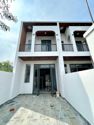 nhà 1 trệt 1 lầu mới hoàn thiện tặng nội thất nằm giáp bửu long - giá full