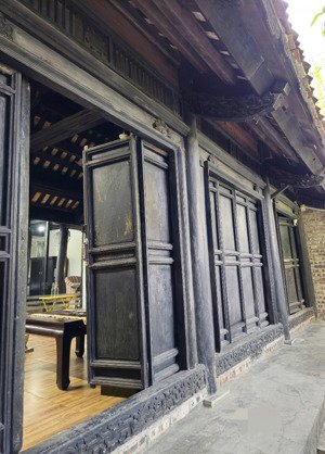 phòng ngủ hiện đại view vườn trong khu vực nhà gỗ cổ 200 năm