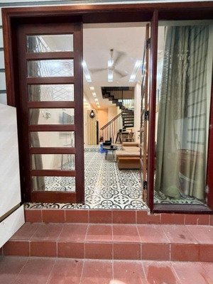 bán nhà riêng tại tứ liên tây hồ diện tích 40m , 6 tầng, giá bán 11 tỷ