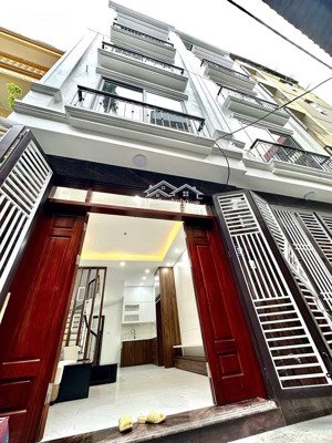 nhà mới xây, gần bệnh viện tim, gần trường học viện hành chính.