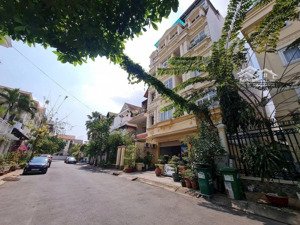 mặt tiền ngay xa lộ hà nội, cụm giang văn minh. dt(13x17m). cn: 212m2. ctxd: hầm 5 tầng. thang máy