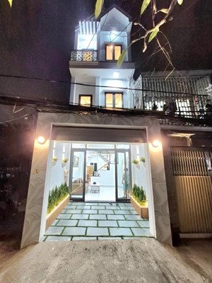 nhà mới 3 tầng full nội thất oto ngủ trong nhà - 2 phút đến phú mỹ hưng - hẻm thông kinh doanh