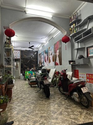 nhà 7 tầng thang máy, mặt ngõ cách đường trường chinh đúng 15m ô tô 7 chỗ đỗ cửa. giá 24 tỷ 80m2