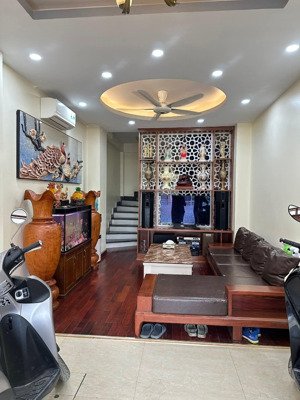 dân xây 6 tầng ngõ ô tô tránh . cách đại lộ thăng long . vincom . trường học các cấp vài trăm mét