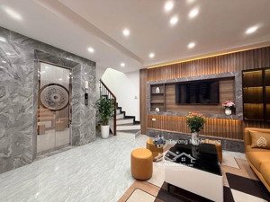 cực nóng! tôn đức thắng mới tinh, thang máy, ô tô đỗ sát, 6 tầng nội thất, ở ngay