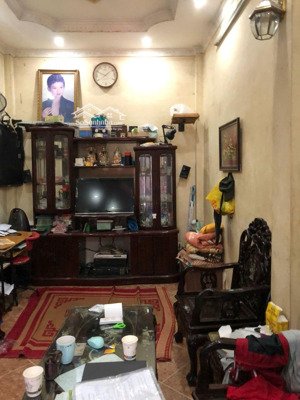 (đống đa)-chính chủ bán nhà 4 tầng, mt 4.3m, dt: 31/35m2, 10m ra phố. giá tròn 8 tỷ