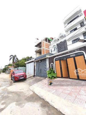 bán chdv 5 tầng gần cao đẳng điện lực, đường hà huy giáp, diện tích 180m2 (5 x 33), có thang máy.