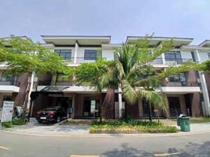 thanh toán 1,2 tỷ bàn giao biệt thự 90m2, 1 trệt 2 lầu 4pn, hoàn thiện đẹp, cách hóc môn, hcm 2km