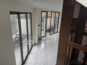 chính chủ cho thuê văn phòng mới xây đầy đủ nội thất, có thang máy, diện tích linh hoạt flc đại mỗ