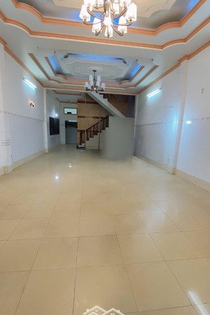 cần bán gấp nhà đẹp q.12 ngang khủng 5.5mx18 4 tầng chỉ 5 tỷ 990 tl