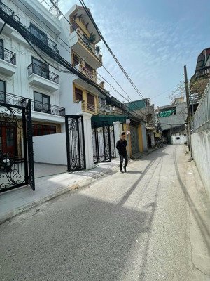 chính chủ bán nhà 90m2x5t xây mới phúc lợi đường thông xe 16 chỗ giá 14.5tỷ lh: 