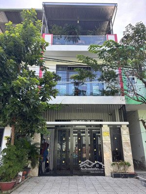 bán nhà 3 tầng mặt tiền hoà phú 10 hòa minh gần biển, full nội thất, giá cực tốt