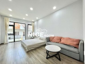 studio cửa sổ lớn nhiều ánh sáng tự nhiên hoàng hoa thám