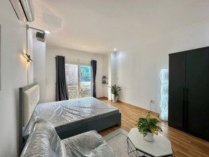 không gian thiết kế thoáng.ban công view cây xanh hoàng văn thụ. phù hợp 2/3 người ở