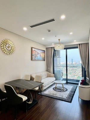 chính chủ tôi cần cho thuê căn 1n+ đẹp và đủ đồ vinsmart city giá 10.5tr lh: 