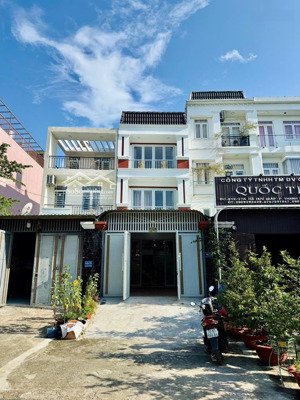 nhà 2 lầu mặt tiền sông ngay trường học tô ngọc vân dt 4.5 x 16 m