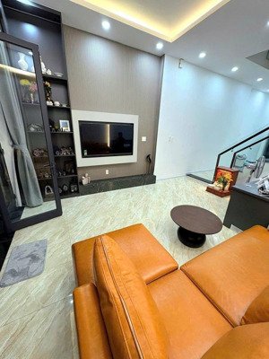 bán nhà phố quận 9 sát quận 2 -dt 54 m - xây dựng 1 tr -3 lầu -1 tum