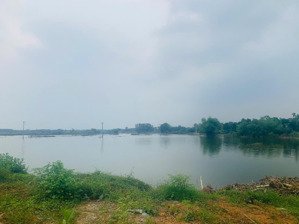 cần bán đất tại thạch thất 900m2 thổ cư bám hồ giá chỉ 8,7tr/m2