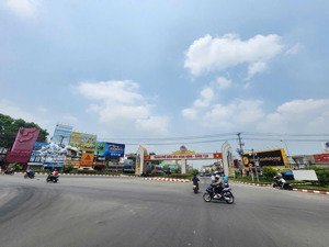 tòa nhà phù hợp làm căn hộ dịch vụ khách sạn hay karaoke. an bình cổng kcn biên hòa 2