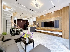 bán nhà có bề ngang siêu đẹp 5.5m gần emart chỉ hơn 6ty