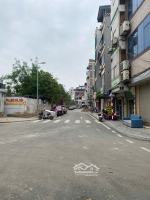 tôi cần bán nhà tại ngõ 66 nguyễn hoàng, diện tích 58,6m, nhà 2 mặt thoáng, oto qua nhà,