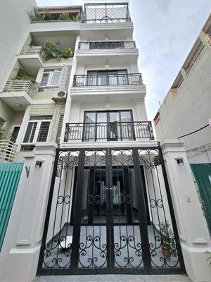 nhà phố hồng tiến -bồ đề vừa ở vừa kinh doanh thang máy xịn ô tô tránh gần chợ, trường học.