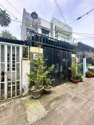 nhà gần đh huflit hóc môn, dt 4x18m, hẻm xe hơi, 1/ nhựa vào 50m, dân cư đông đúc