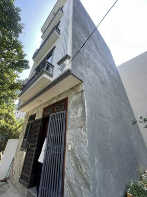 bán nhà gần đại học công nghiệp giá chỉ 4,x tỷ- full nội thất 4 tầng- ô tô đỗ gần