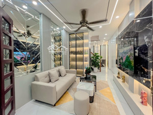 lô góc cầu giấy, 20m ôtô tránh, ngõ thông, thoáng vĩnh viễn, tặng nt, nhà mới ở ngay, sổ cc, 42m*5t