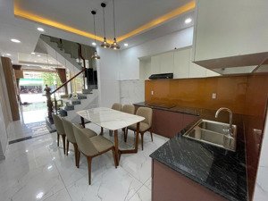 giá f0 trực tiếp từ chủ đầu tư. nhà phố 3 tầng. liên hệ ngay tôi để nhận giá tốt nhất!