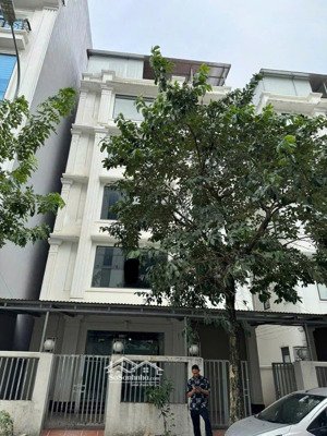 cho thuê biệt thự ngõ 214 nguyễn xiển, thanh xuân. 180m2*5t, nhà 2 mt căn góc, nhà mới đẹp. 42tr