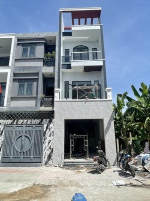 bán nhà sổ riêng hoàn công phường bửu long. stsd 240m2 thổ cư 100%, đường rộng 8m.