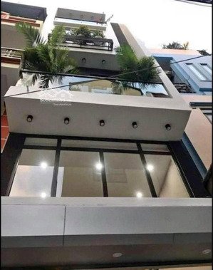 cho thuê gấp nhà phố hoàng cầu, dt 60m2 x 5 tầng, mt 5m, kinh doanh mọi mô hình.giá 22tr/tháng.