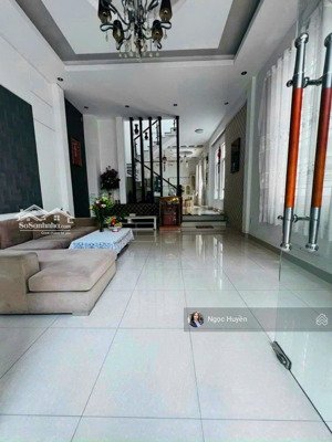 ngộp giảm mạnh 2 tỷ - nhà 3 tầng -hxh - gần phạm văn đồng -dt : 90m2 giá 6,4 tỷ -