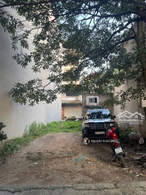 hiếm, ô tô ra vào đất, xung quanh dân cư đông đúc an ninh tốt, nhiều tiền ích xây nhà ở,giữ tiền ok