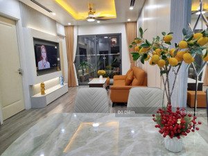 tôi cần bán căn góc 2 ngủ 60m2 tòa 17t11 nguyễn thị định, bc đông nam, full đồ. giá 5.8 tỷ