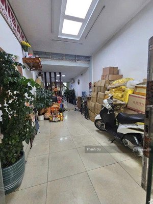 cho thuê nguyên căn nhà mặt phố ngọc lâm, long biên, phố kinh doanh, vỉa hè rộng 55 m2 2t giá 20 tr