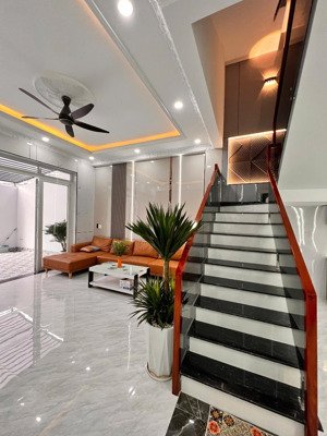 cần bán nhà 1 trệt 2 lầu dĩ an , bình dương