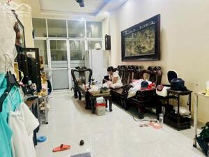 Bán nhà Phố Trạm 54m2 vị trí đẹp ngõ nông thẳng oto đỗ cửa 9.8 tỷ