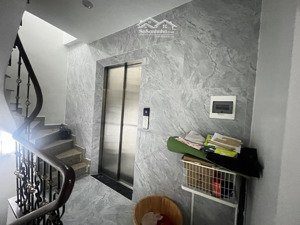 cầu giấy - 6 tầng thang máy - ô tô đỗ cửa