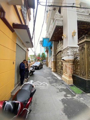 phố hoàng quốc việt ô tô tránh, kinh doanh sầm uất 40m - 6 tầng thang máy vị trí vàng, hiếm có