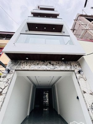 siêu phẩm nguyễn văn linh thạch bàn 6 tầmg thang máy thiết kế hiện đại sổ đỏ nét căng